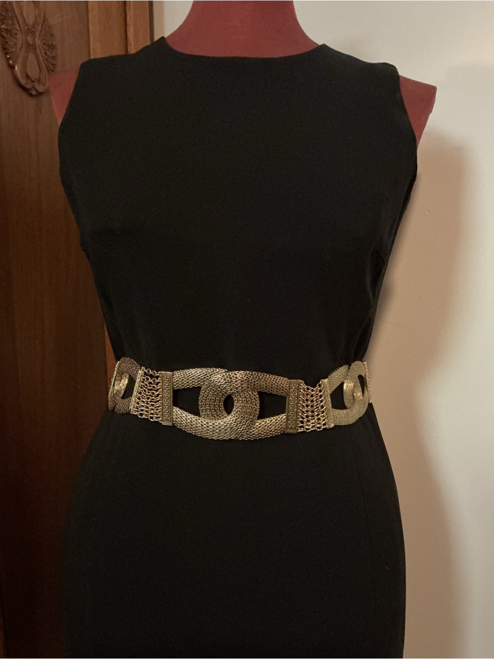 Vingold-tone statement belt featuring textured interlocking links and a chain - Picture 10 of 14